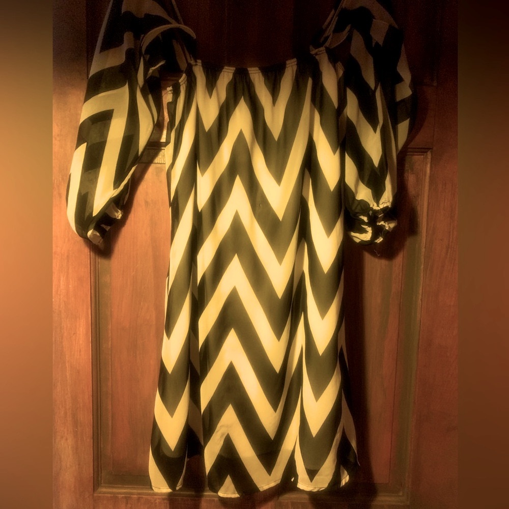 Chevron 80’s retro Black & white mini Dress